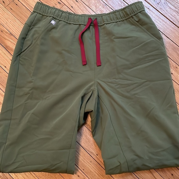 FIGS TECHNICAL COLLECTION SCRUB PANTS WOMENS MEDIUM TALL OLIVE/MARRON STRINGS - Picture 1 of 6